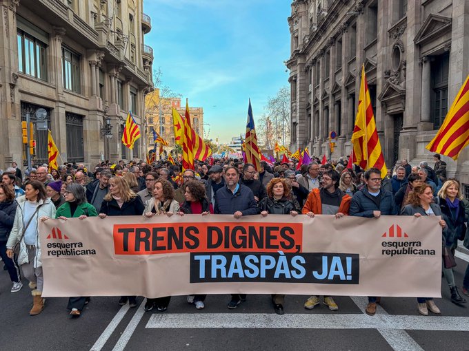 LlunaCatalana3's tweet image. Han ignorat un referèndum vinculant i destrossat el país, però encara hi ha gent que es manifesta al costat d'aquests estafadors.
No teniu dignitat o què collons us passa????
