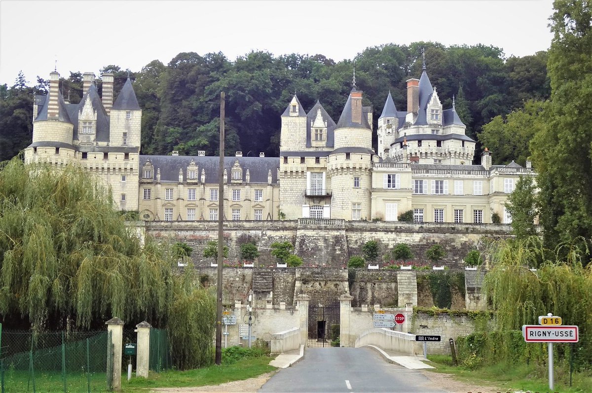 Château d’Ussé, #France, began as a fortress around 1000 AD and evolved into a Renaissance château under the Espinay family. Overlooking the Indre Valley, it later inspired Charles Perrault’s #SleepingBeauty and remains open to the public. #castles #Chateaux #ChateauDeUsse