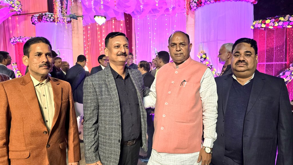 आज लखनऊ स्थित होमगार्ड कार्यालय में
श्री रमेश चंद्र विश्वकर्मा जी (OSD) के सुपुत्र
आयुष्मान स्वप्निल विश्वकर्मा जी के विवाह उत्सव में सम्मिलित होकर
नवदम्पति को शुभ आशीर्वाद प्रदान किया।
सभी परिजनों को हार्दिक बधाई प्रेषित कीं।
जय भारत 🇮🇳 | मोदी-योगी जिंदाबाद