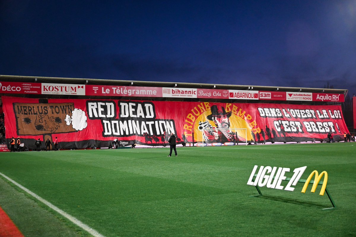 lnstantFoot's tweet image. "𝗗𝗔𝗡𝗦 𝗟'𝗢𝗨𝗘𝗦𝗧, 𝗟𝗔 𝗟𝗢𝗜 : 𝗖'𝗘𝗦𝗧 𝗕𝗥𝗘𝗦𝗧 !"

Le beau tifo des Brestois à la Red Dead "Domination" ! 😄

(📸 @Ligue1)