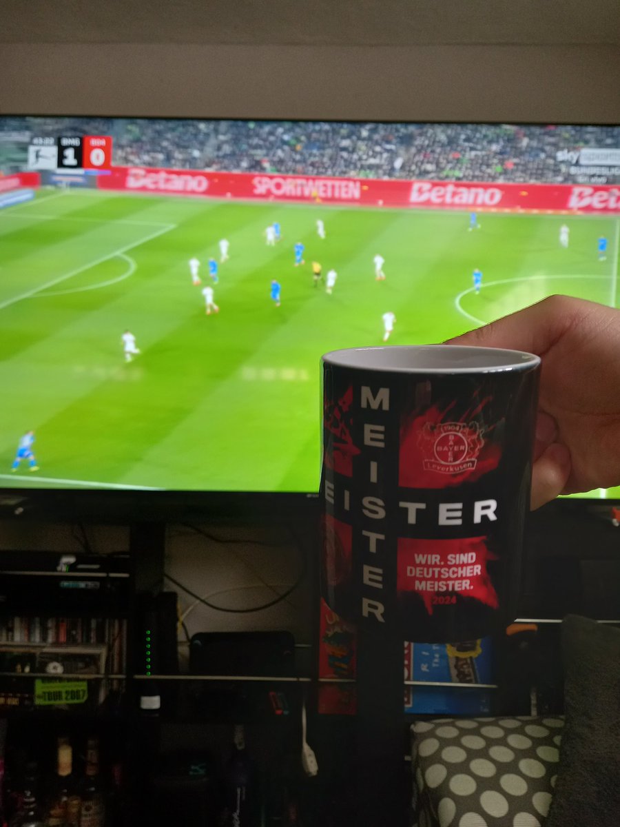SoriaEspinal's tweet photo. Viendo a mi amado @bayer04_es con un cafecito ☕ 
Saludos @RodbenGol también saludos al Fan club del Bayer Leverkusen en México @Bayer04_MX 
Hoy ganamos de visita 😎
#Bayer04_MX #Bayer #Bundesliga https://t.co/rCeHUAWhoQ