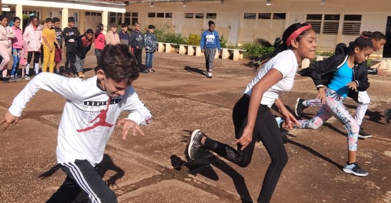 InderCuba's tweet photo. Toma Deportiva #EnMarchaConFidel, dedicada este fin de semana al #Atletismo.
Respuesta al llamado a multiplicarmos desde la base.
#DeporteCubano #UnidosXPorCuba https://t.co/5TD6Ml6zhP