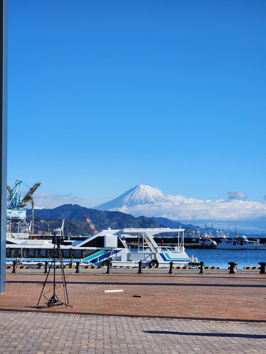 Kami_sama_44's tweet photo. 到着♪
あれは…富士山？？

しかし
静岡めっちゃ天気いい
w(゜o゜)w

新潟は大雪だったのに〜
ズルいぞ静岡www https://t.co/GGJOv8Xt8P