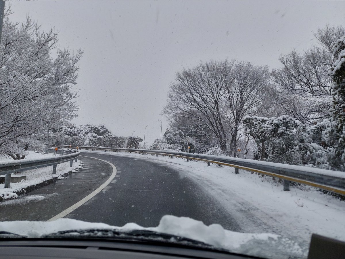 ama3158's tweet photo. 国立府中の入り口が雪国w
中央道チェー規制してるし☃️
八王子に近づくにつれて更に大雪w
東京かよ(;´д｀) https://t.co/K3YPeBGH4L