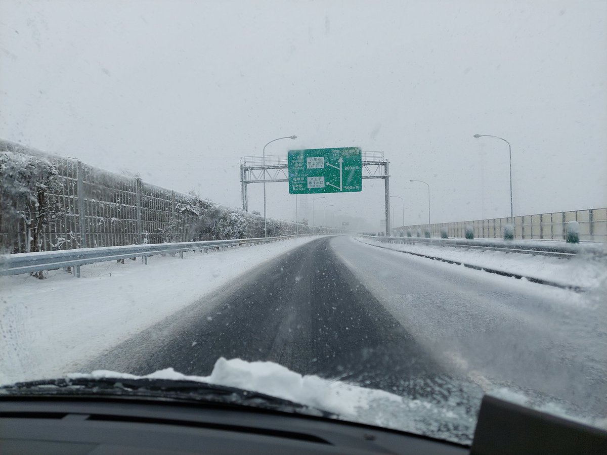 ama3158's tweet photo. 国立府中の入り口が雪国w
中央道チェー規制してるし☃️
八王子に近づくにつれて更に大雪w
東京かよ(;´д｀) https://t.co/K3YPeBGH4L