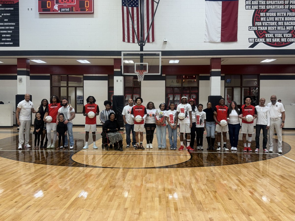 PorterHS_BBB's tweet photo. Senior night turned out great!! We are proud of these young men!! https://t.co/4mqMNT9K5m