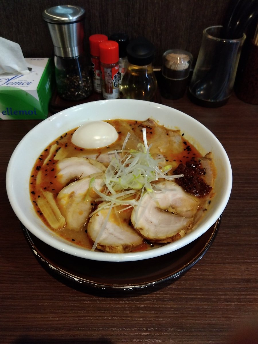 ラーメン一樹さんの辛味噌ラーメンを特製にして
この時期の辛味噌ラーメンは身体が温まってすごくよいです
辛さは個人差あると思いますが普通でちょうど良かった
柔らかめの麺と味噌が馴染んで本当に美味しかった！
#埼玉県入間市
#ラーメン一樹