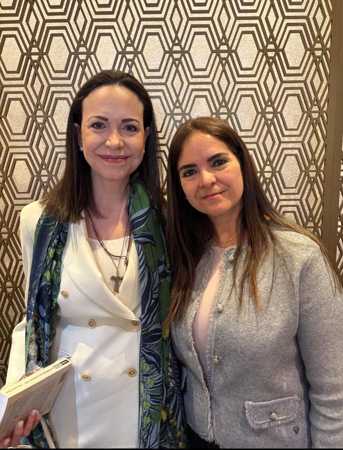 TAMARA_SUJU's tweet image. #Washington
Siempre es inspirador y emotivo conversar con la líder @MariaCorinaYA sobre nuestro querido país!  El camino que transitamos es complicado claro, pero no hay nada más importante para salir de una Tirania que la decisión de un pueblo de querer vivir en Libertad!  El…