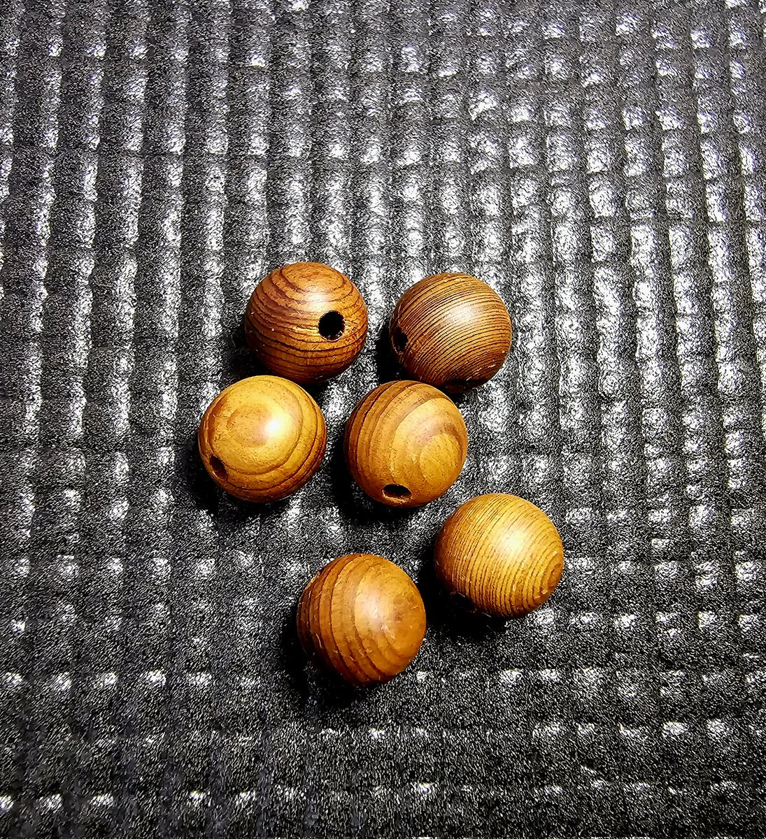 dorakorep's tweet photo. 屋久杉でビーズを作成しました。
油分たっぷりの【油木】で制作しました。凄くいい香りがします。
サイズは約10mmです。
https://t.co/ySs5of0yFA
#屋久杉
#屋久島 https://t.co/jxfDYZAfiT