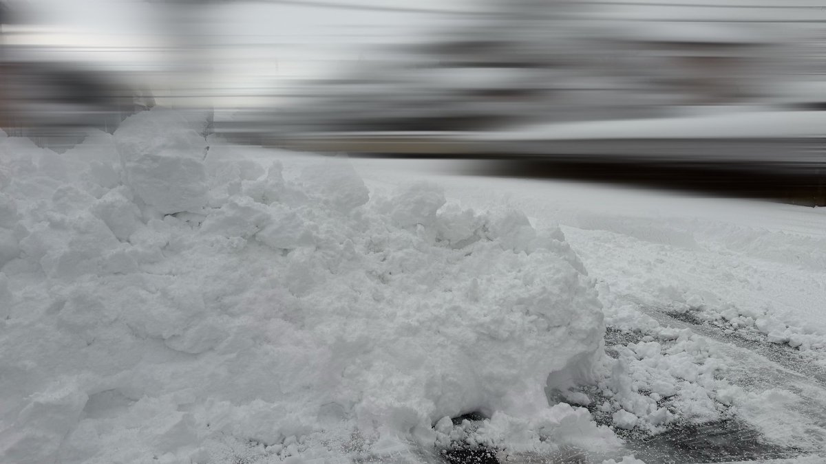 ヤバい起きたら雪エグすぎる💦これ住宅地から大通りまでしあるじ出せ