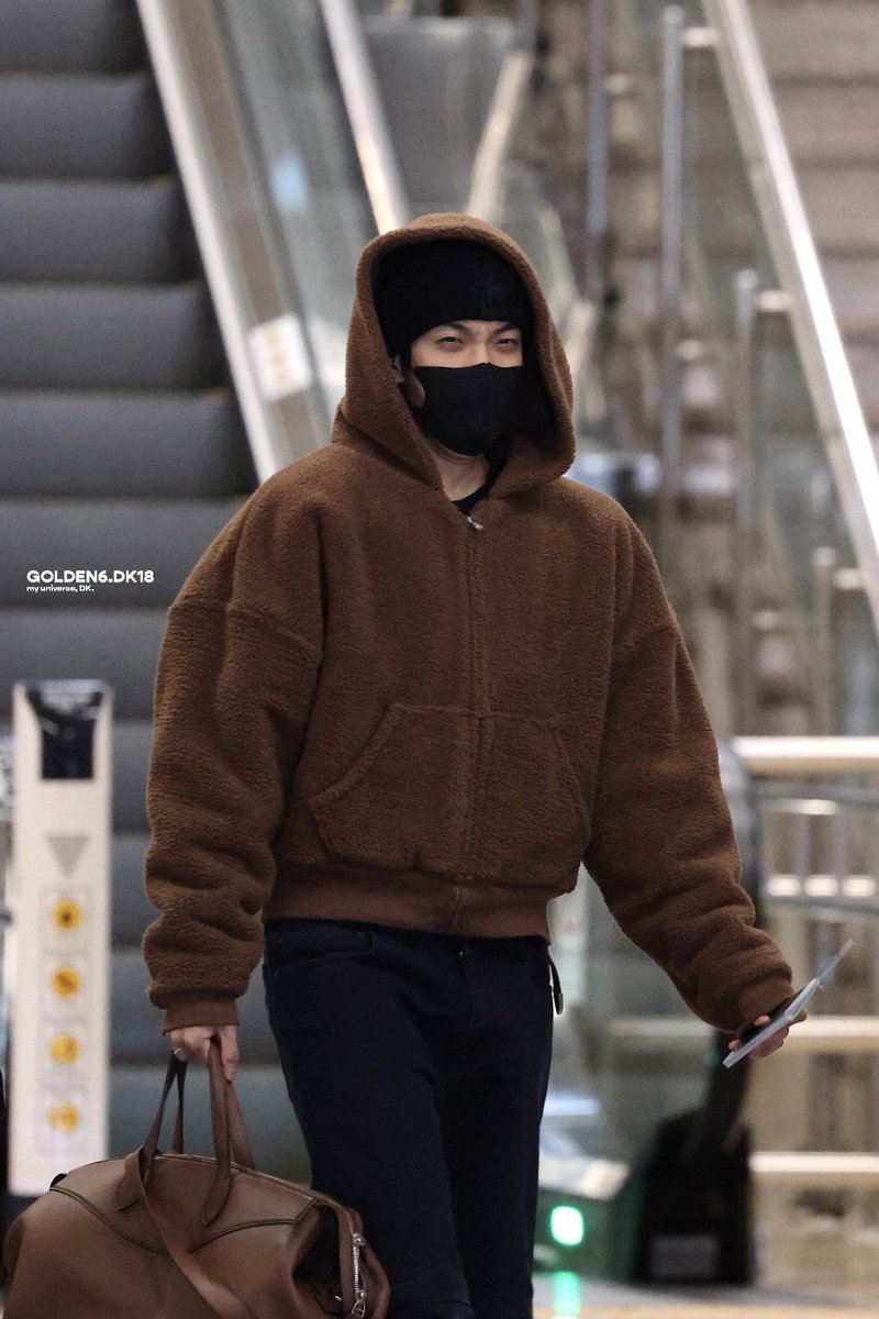 FUZZY BEAR DOKYEOM AT THE AIRPORT 😭