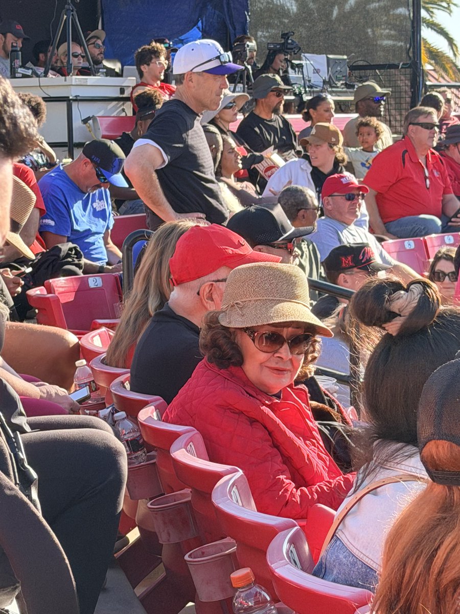 Coach Muñoz tweet media