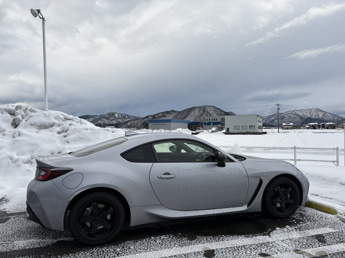 maruBOSE's tweet photo. 初めて完全な冬に雪国にGR86で来たけど、寒すぎてボディーもカチンコチン❄️ https://t.co/eUda6EjaGC