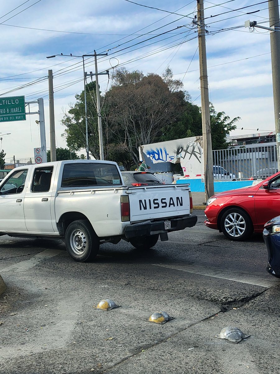 BGhersi's tweet photo. @PCJalisco buenas tardes. En el Centro de salud No3, Av circunvalación y Federalismo, se encuentra un muro con riesgo de caída, solo está sosteniendo por la dala superior. Considero importante atender ya que es un cruce concurrido de peatones. 
CC @Trafico_ZMG @Ramiro_Escoto https://t.co/p5yuKhwq3b