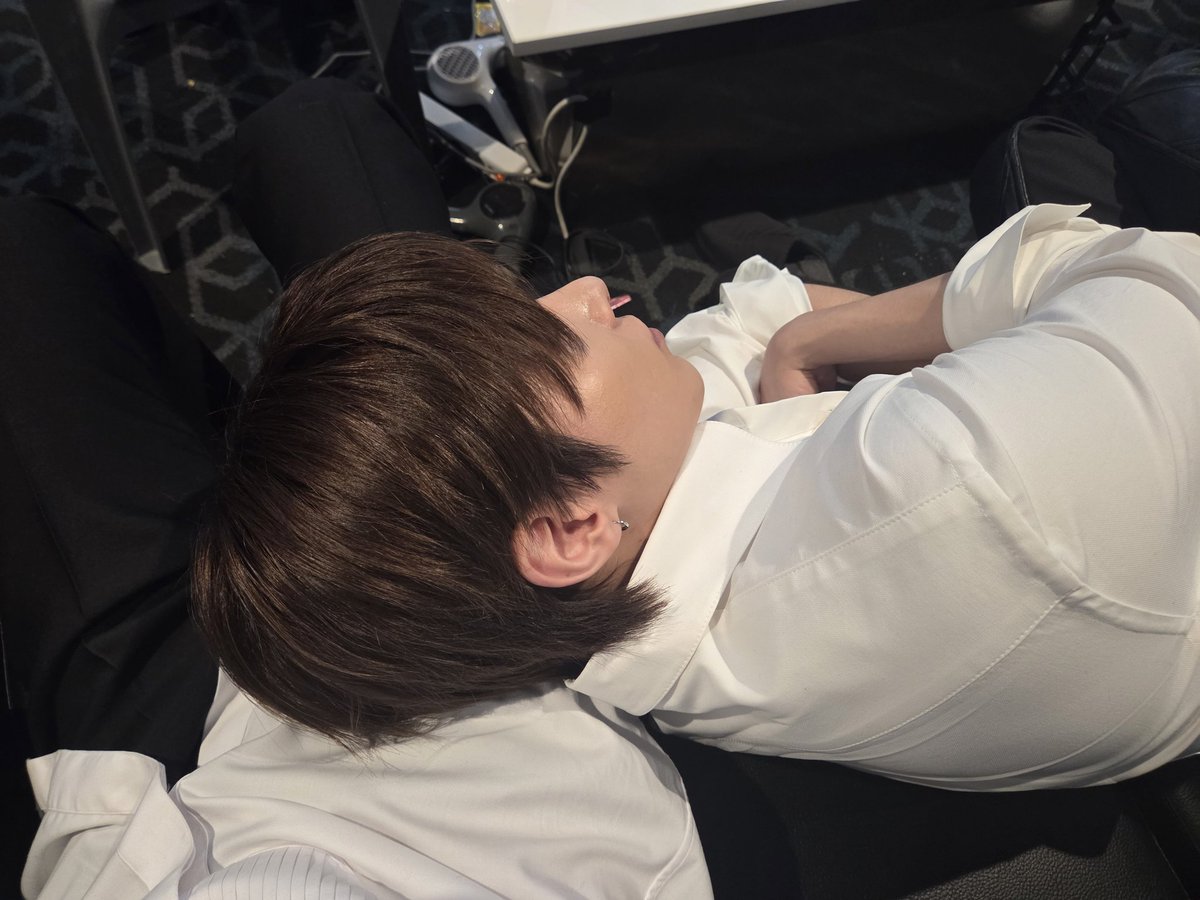pageofsoobim's tweet photo. The pile of of clothes on my lap is kang Taehyun, does he think my legs are his pillow or something? (Good thing he is cute, so I am allowing it. 🤷‍♂️) https://t.co/cxjUDxdar2