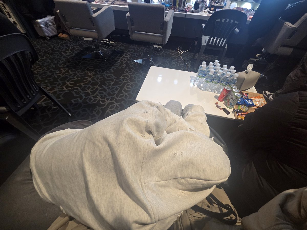 pageofsoobim's tweet photo. The pile of of clothes on my lap is kang Taehyun, does he think my legs are his pillow or something? (Good thing he is cute, so I am allowing it. 🤷‍♂️) https://t.co/cxjUDxdar2