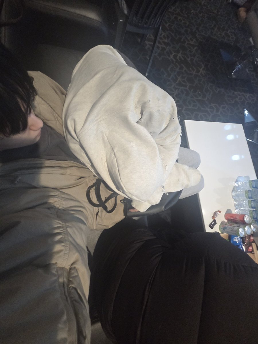 pageofsoobim's tweet photo. The pile of of clothes on my lap is kang Taehyun, does he think my legs are his pillow or something? (Good thing he is cute, so I am allowing it. 🤷‍♂️) https://t.co/cxjUDxdar2