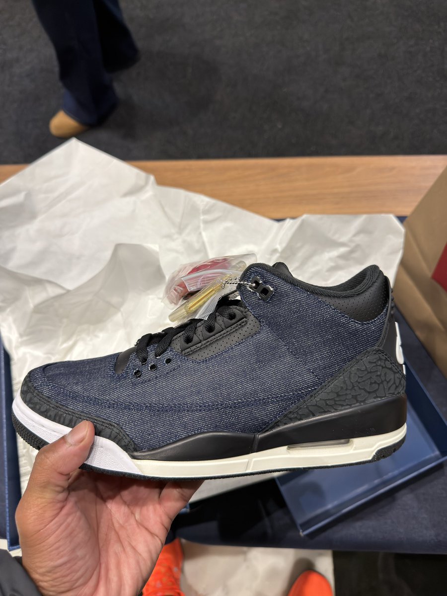 RandyWatsonjr's tweet photo. @snkr_twitr @Jumpman23 x Levi SF Pop up was legit. Smooth quick and easy process. Handled very well. All the staff there was very helpful, customizable option to make your shoes 1 of 1. https://t.co/KhHWtDMUFP
