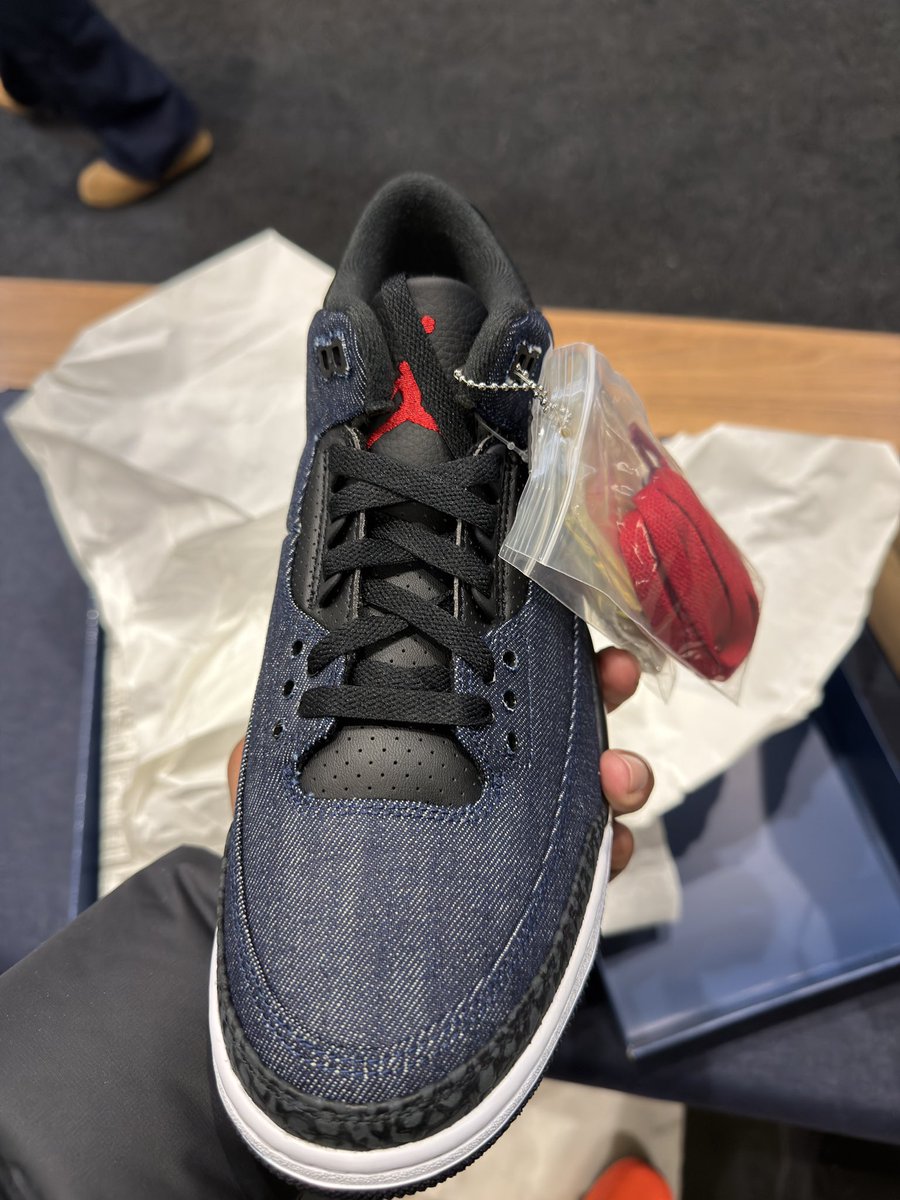 RandyWatsonjr's tweet photo. @snkr_twitr @Jumpman23 x Levi SF Pop up was legit. Smooth quick and easy process. Handled very well. All the staff there was very helpful, customizable option to make your shoes 1 of 1. https://t.co/KhHWtDMUFP