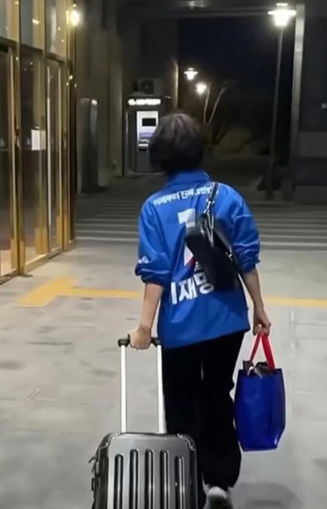 민주당에서 원내대표를 지낸 국회의원이 현직 당대표를 협박하고, 지난 대선에서 열 두 명 국회의원을 비롯 거의 모든 당직자와 당원이 이재명 후보의 당선을 위해 죽도록 뛴 우당에 대해 이런 조롱을 일삼는다는 게 놀라운 일. 합당으로 잃게 될 것이 대체 뭐길래 이렇게 미쳐돌아가는거냐.