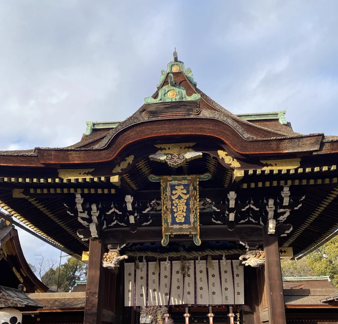 昨日唐突に思いついて金閣寺〜北野天満宮行ってきた たまに日も出てたしめっちゃ寒いわけでもなく観光客も少なく回りやすかったよ バスは混んでるね(でもまあ乗れる)