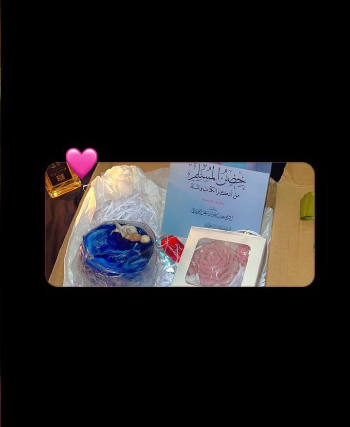 وصل من فترة بس عمال ما صورت بقا 😭😂💕 

توحفه والله من اول التغليف اصلاا تسلم ايد بسوم 😭😭💖 

الاهم والله الشمعة لسه مولعتهاش وغالبا مش هولعها مجرد حطاها على المكتب بس والله بلا مبالغة بدخل الاوضة بلاقى ريحتها جميلة موت توحفه بجد 😭💖 

دى بيدج الصفحة جميل اوى اشتروا منها 💕