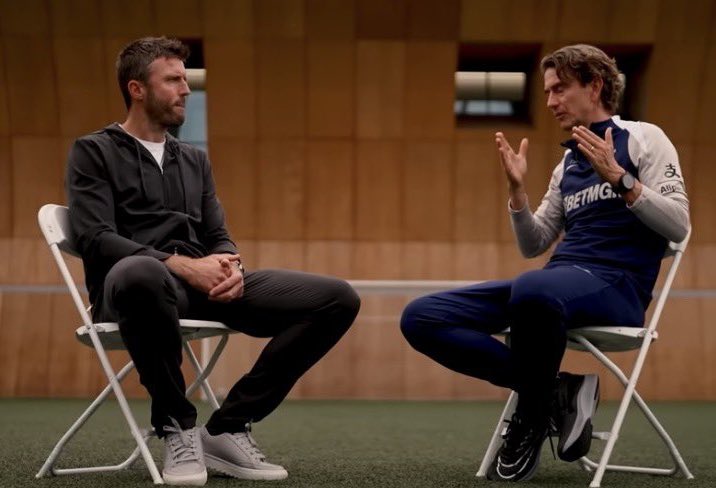 Mercado_Ingles's tweet photo. Michael Carrick había sido despedido del Middlesbrough cuando terminó la temporada pasada, estaba desempleado y entrevistaba a Thomas Frank en Amazon Prime a comienzo de esta temporada.

6 meses después, es entrenador del Manchester United y lo vence 2-0 hoy vs Tottenham.

El fútbol es el deporte más loco del mundo.