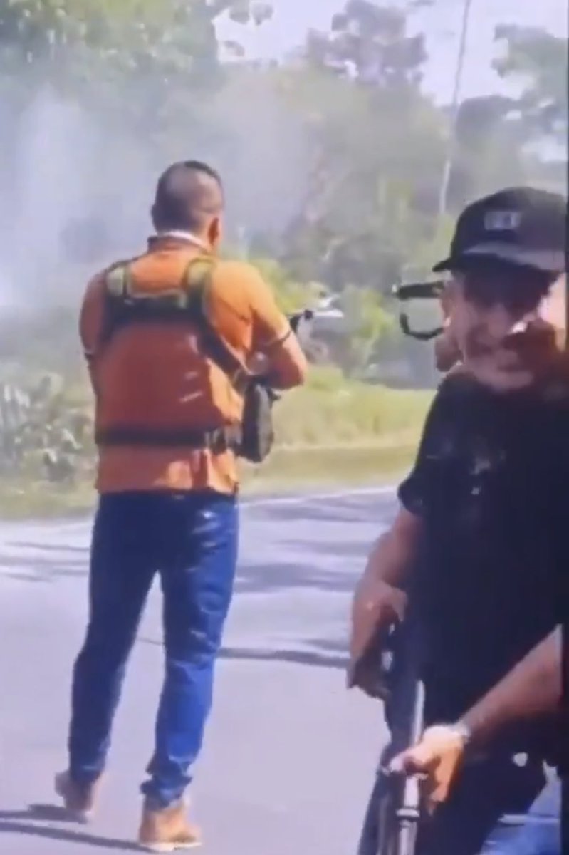 srduquej's tweet photo. @InesBetancur1 @LuisaposadaO @JairoSenador22 Y se ríen después del atentado , son asesinos despiadados y merecen persecución implacable de la fuerza pública https://t.co/vUlZG0Onzs