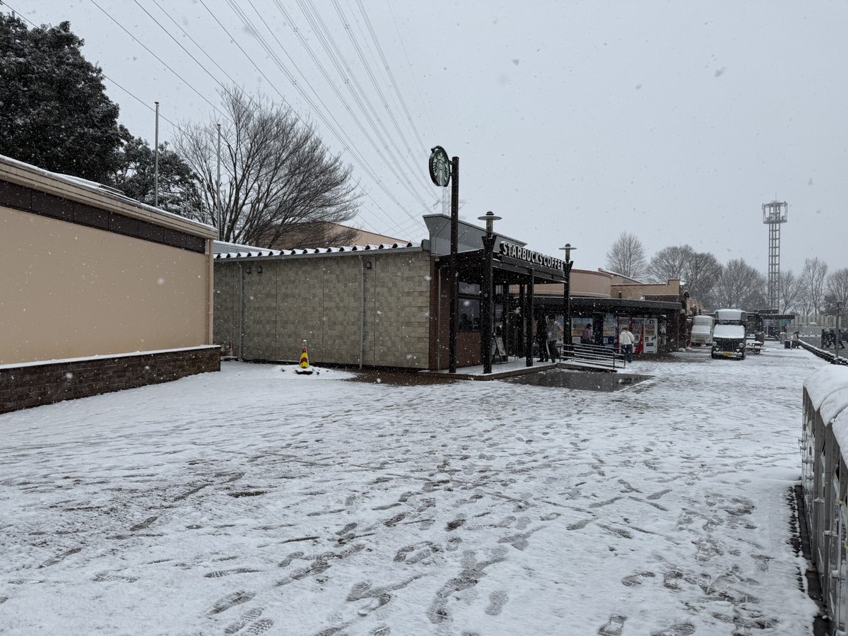 moriojsn's tweet photo. 今年初のスキー行　最初から雪道走行。　三芳PA https://t.co/24IuApnWYA