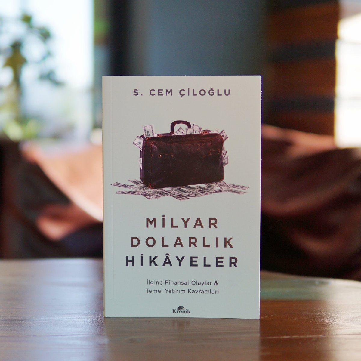 KronikKitap's tweet image. S. Cem Çiloğlu @CemCiloglu, Sıfır Toplamlı Oyun (zero-sum-game) ve bunun gibi yatırım dünyasında karmaşık görünen 300’ün üzerinde finansal kavramın basit açıklamalarını 50’ye yakın örnek ve 30’dan fazla görselle birlikte anlatıyor.  

🔗: kronikkitap.com/kitap/milyar-d…