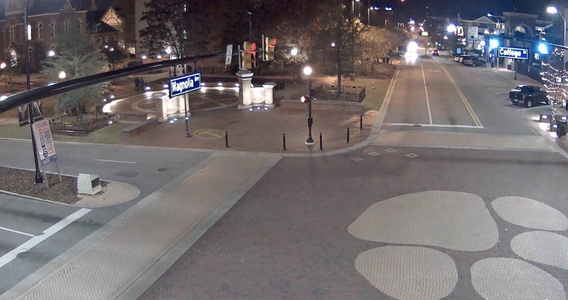 TheAuburnJokes's tweet photo. And now we go live to Toomer’s Corner after Bama defeats Auburn 96-92. https://t.co/F3U0DwX0px