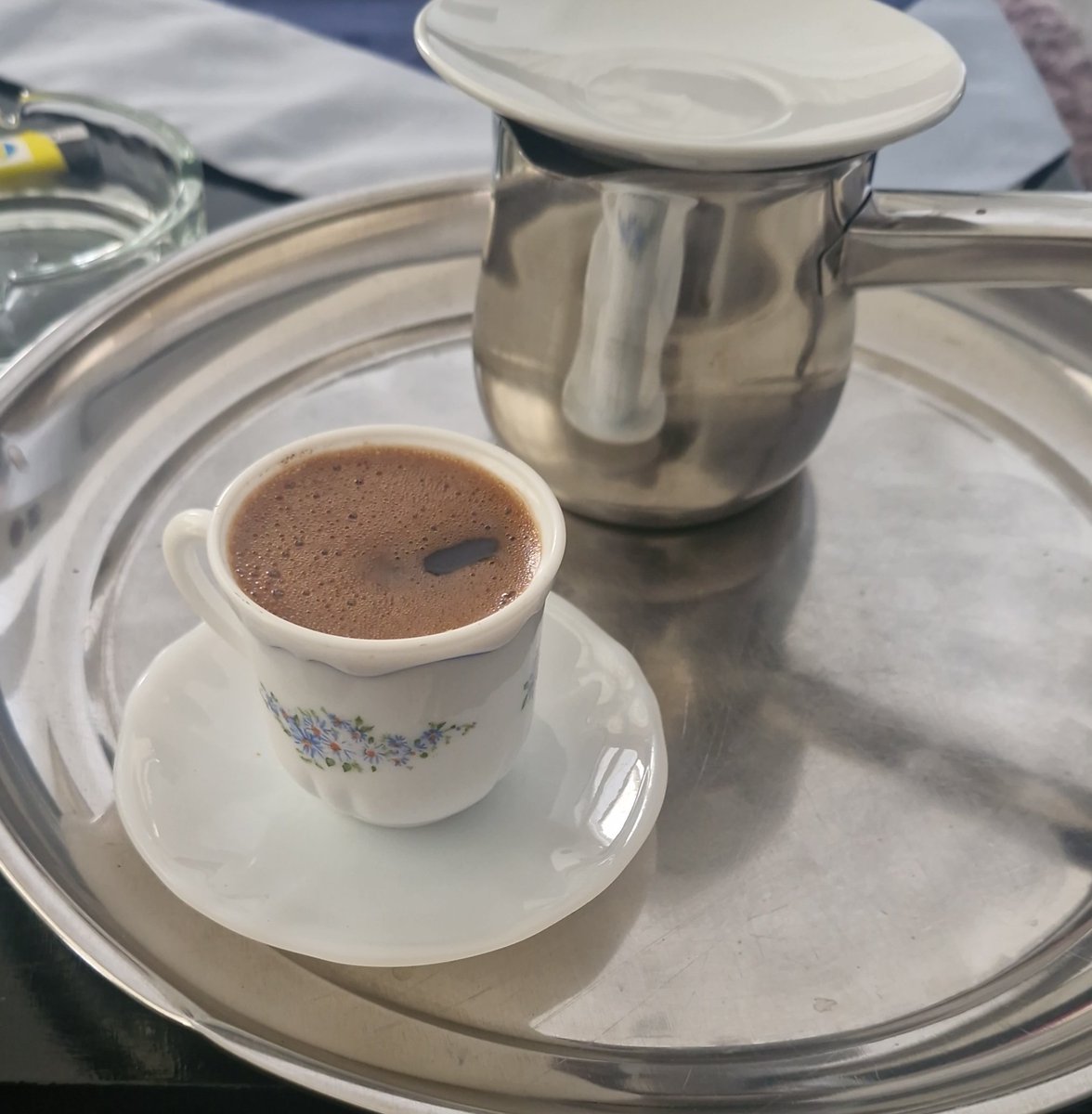 #فضفضه_مشاعر
ثم إني أذهب كل يُوم بذاكرّتي
لتلك الأيام المطمئنة التي لن تعُود
تلك الأيام التي كانت تحمّل في تفاصيلها
حضُور زوجي  /ضحكاته /حنانه/الكلام معه /عمل القهوه له والجلوس معه  
ياربّ بلغنّي لقائه على الأرائك
فلُقياه في جناتك هو كل ما أصبّر نفسي به 😭😭💔💔💔