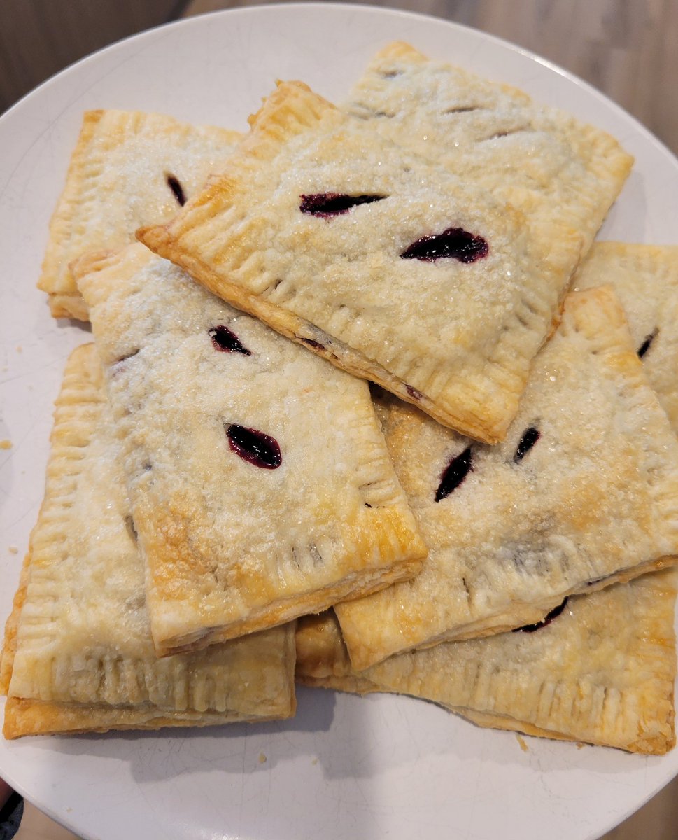 LadyTrooper97's tweet image. Homemade Cherry hand pies 🥧 Everything from scratch, no cherry pie filling from a can in this house! 😆👩🏻‍🍳#baker
