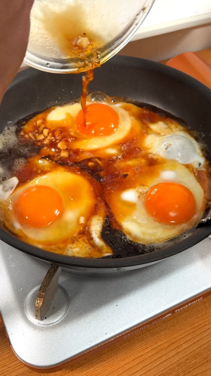 marumi_kitchen's tweet photo. 目玉焼きは煮込んで作れ。

普通に焼くだけもええんやけど、調味液で軽く煮込んであげることでとろっとろの半熟たまご風に仕上がって最高。

醤油ベースの甘辛てりやき味にきざみにんにくでパンチを効かしたんやけど、マジで白米無限に食べれるぐらい美味しい。
              
詳しい作り方はこちら→

・背徳のガリバタ煮込み目玉焼き

【材料】
たまご3つ
バター1かけ
大阪の水道水大さじ3
醤油大さじ3
みりん大さじ3
砂糖大さじ1
きざみにんにく小さじ1/2
(おろしにんにく2cmでも👍)

【���り方】
①大阪の水道水に醤油、みりん、砂糖、きざみにんにくを混ぜる
②フライパンでバターを溶かしたらたまごをかち割り
③目玉焼きになってきたら①を回しがけ軽く煮詰めて完成