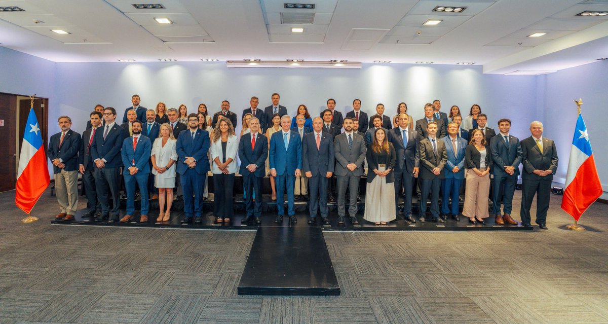 El Presidente electo, <a href="/joseantoniokast/">José Antonio Kast Rist 🖐️🇨🇱</a> encabezó la presentación de los subsecretarios y delegados presidenciales que asumirán funciones en el próximo gobierno, avanzando en la conformación de las nuevas autoridades del Estado.