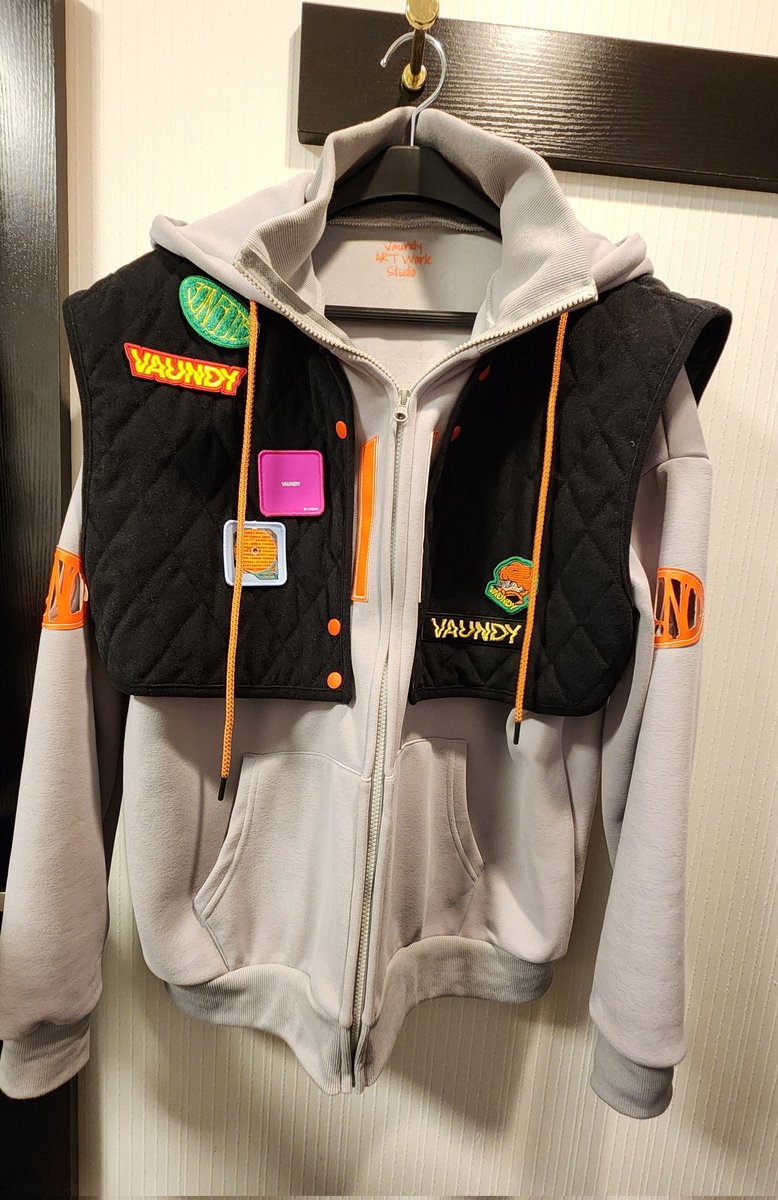 フーディーとダウンベスト売り場ででかっ！と思ってMに変更したけど