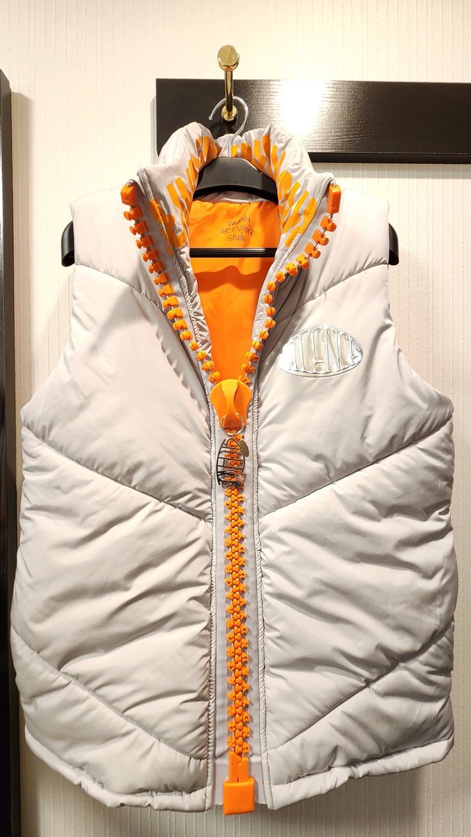 フーディーとダウンベスト売り場ででかっ！と思ってMに変更したけど