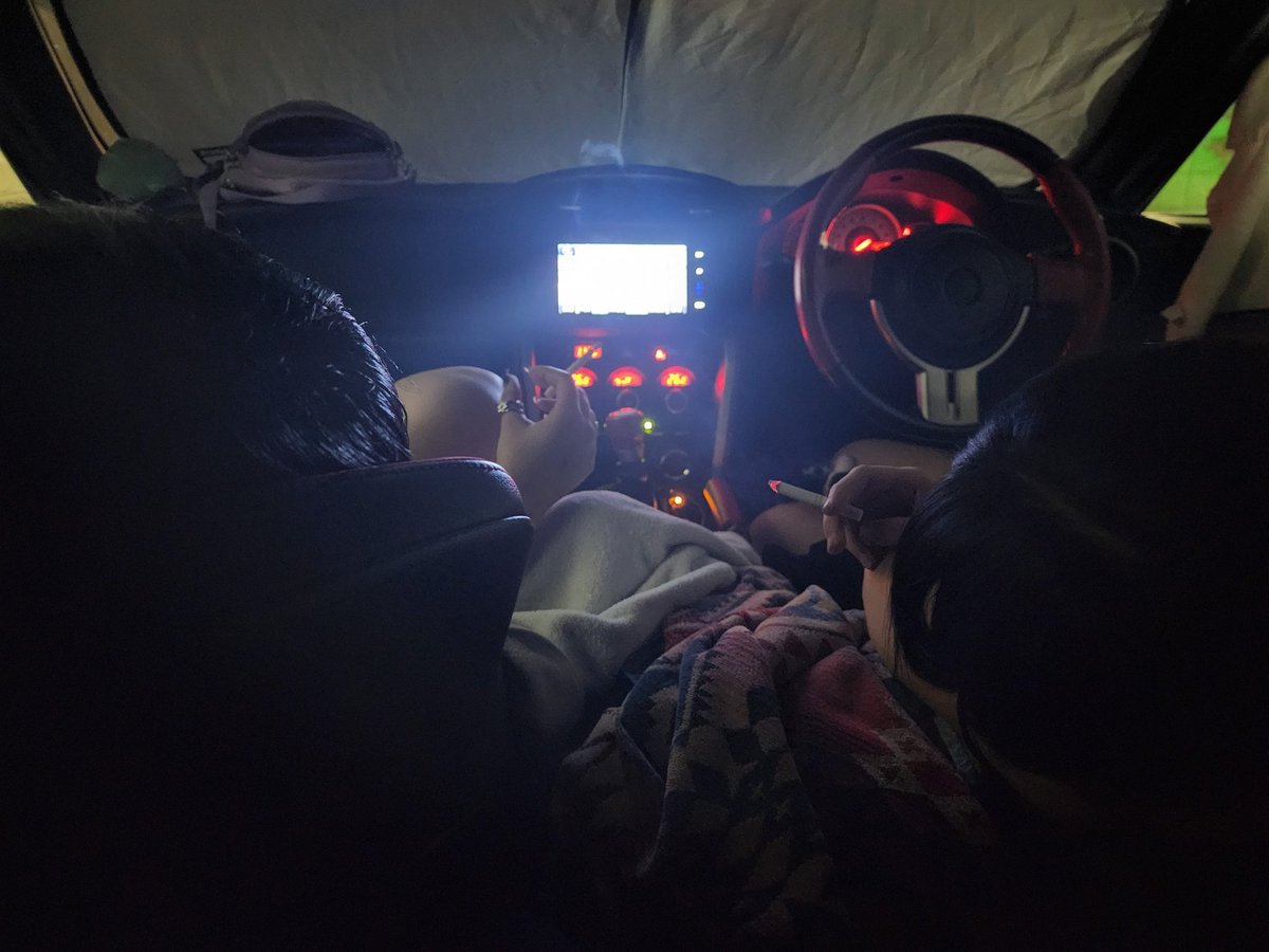 EMO1159's tweet photo. 先日初対面で会った子が、寒いから一晩車内に居させてと言ってきたため了承した。他の２人も連れてきた。
夜の様子を写真で送ってきてくれてたが、���回と同じように車内がぐちゃぐちゃになってるだろうと思った。
翌日車に行くと案の定、吸い殻や唾等でめちゃくちゃでしたw https://t.co/caN9pg6LBn