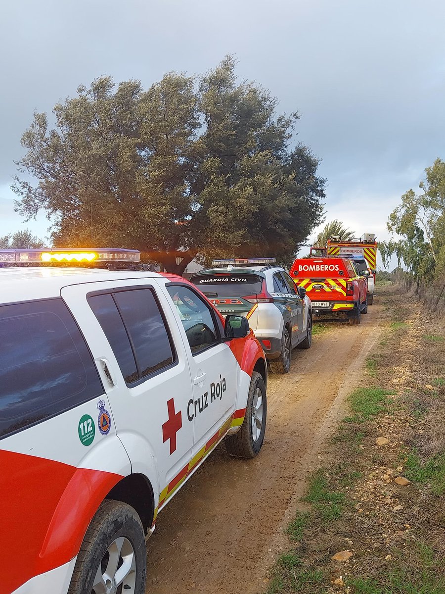<a href="/CRE_Emergencias/">Cruz Roja Emergencias</a> <a href="/EPExtremadura/">El Periódico Extremadura</a> <a href="/noticiasCEX/">Extremadura Noticias</a> <a href="/RTVE_Ext/">RTVE Extremadura</a> <a href="/EfeExtremadura/">EFE Extremadura</a> <a href="/EP_Extremadura/">EuropaPress Extremadura</a> <a href="/hoyextremadura/">Diario HOY</a> <a href="/CopeExtremadura/">COPE Extremadura</a> <a href="/OCR_Extremadura/">Onda Cero Extremadura</a> <a href="/ser_extremadura/">SerExtremadura</a> <a href="/Extremadura7D/">Extremadura 7 Días</a> <a href="/saludEXT/">Salud y Servicios Sociales</a> <a href="/DipdeBadajoz/">Diputación de Badajoz</a> <a href="/JuntaEx112/">112 Extremadura</a> En Montijo, durante la tarde, un equipo acuático y una ambulancia de <a href="/CRE_Emergencias/">Cruz Roja Emergencias</a> colaboraban con diversos servicios de emergencias en el rescate de una personas en las inmediaciones del río Guadiana.