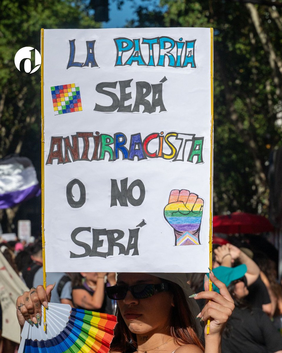 Masiva marcha de la comunidad LGBTQI+ contra Milei

En el marco de la segunda Marcha del Orgullo Antifascista Antirracista, cientos de personas se movilizaron desde el Congreso a Plaza de Mayo para protestar contra los discursos de odio del gobierno de Javier Milei.