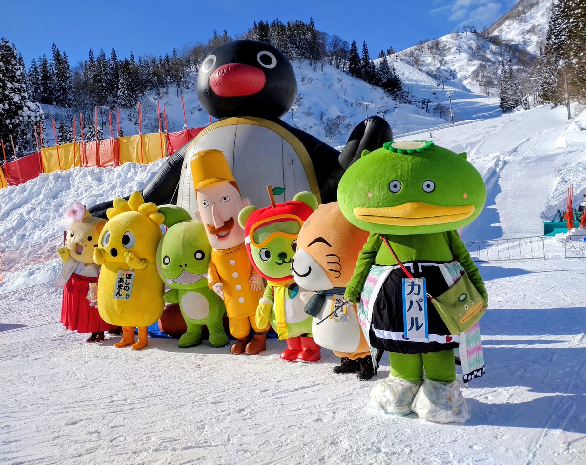 【カパルの良いところ一日ひとつ(4491)】仲間キャラさん達の集合写真に、途中から参加するカパル☆こっちも正面かな!?って思うような立ち姿もある、愛想のいいカッパ🎵それがカパルですお✨(22年越後湯沢にて、雪景色に映えるカパル達どぞ〜🎶)#カパル