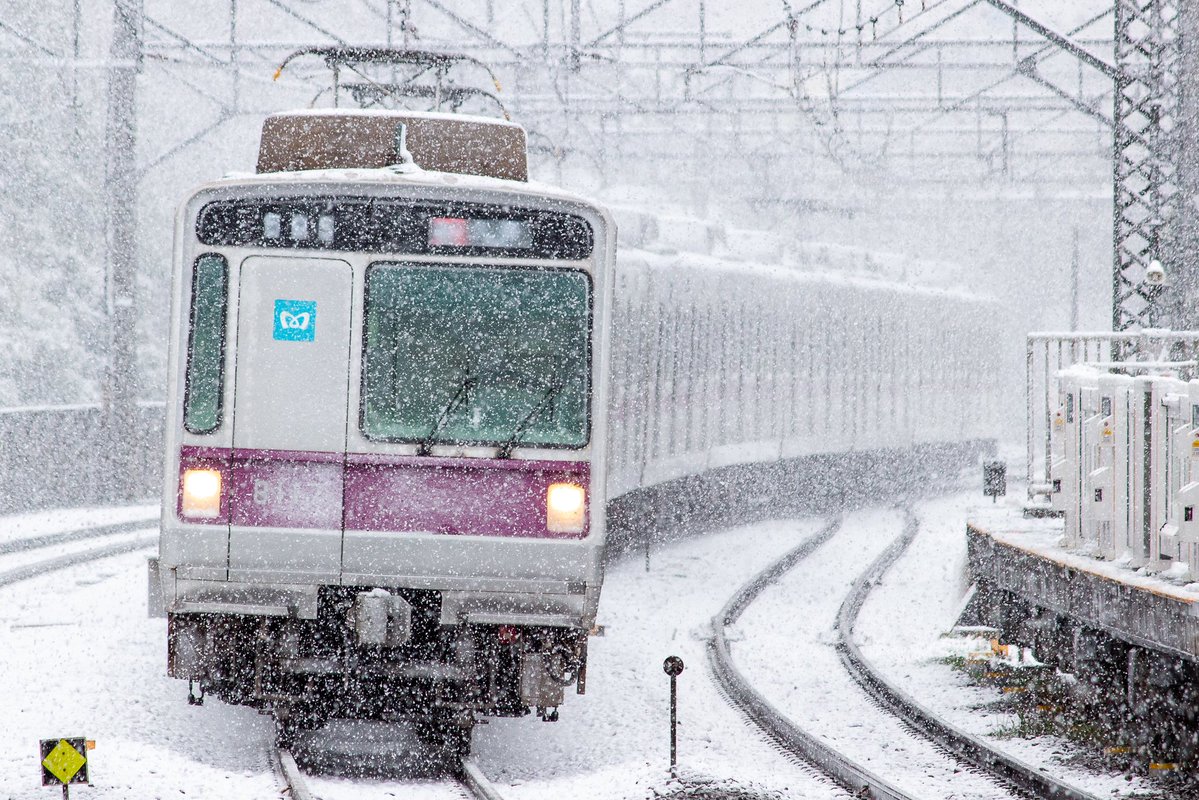 関東では大規模な降雪となっているようで、東京メトロ8000系にとっては、これが最後の「雪」になってしまうのでしょうか……。
（いずれも過去写真）