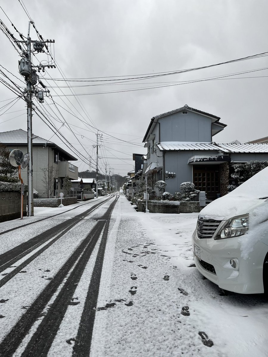 tumikicd's tweet photo. 大分市内

珍しく
大雪⛄️

すごいー！！！

激ヤバ⛄️❄️

みなさん
お気をつけて🚗💨 https://t.co/I3lYLbh3cb