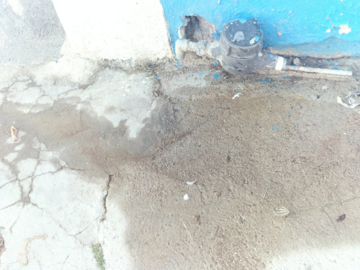 zepeli's tweet photo. @TuxtlaSMAPA Quero reportar que la toma que está frente a mi casa y que según cancelaron, solo le pusieron un tapón de madera y cuando llega agua humedece mi casa, favor de corregir. https://t.co/JbW5TgELlp