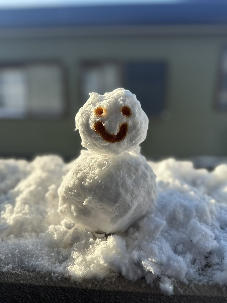 tomooooochw's tweet photo. 大分市民、
滅多に積もらない雪に
朝起きてすぐベランダの雪で
雪だるま作りがち⛄️
雪国の方は大変ですよね🥹
浮かれてごめんなさい🥹 https://t.co/cHNXcXVGQD