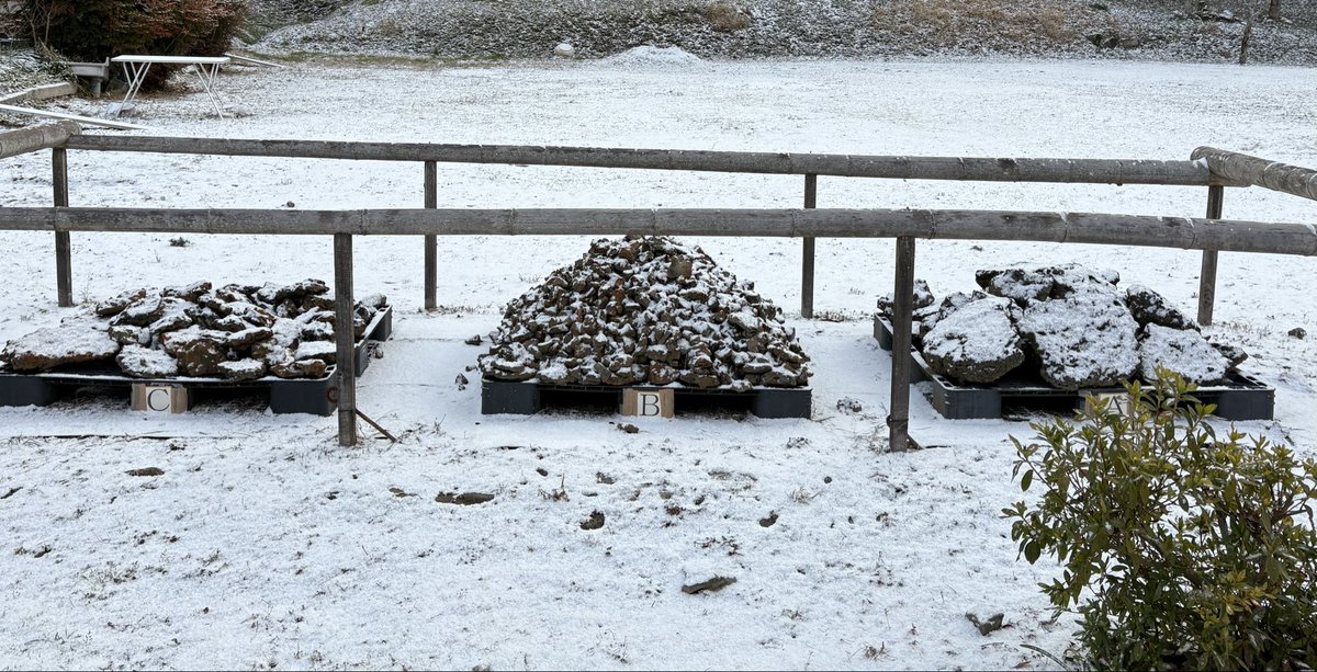 おはようございます
全国的に寒波襲来の今朝の長登です
1cmから2cm積もっています

#雪 #長登銅山文化交流館 #大仏ミュージアム #美祢市 #山口県