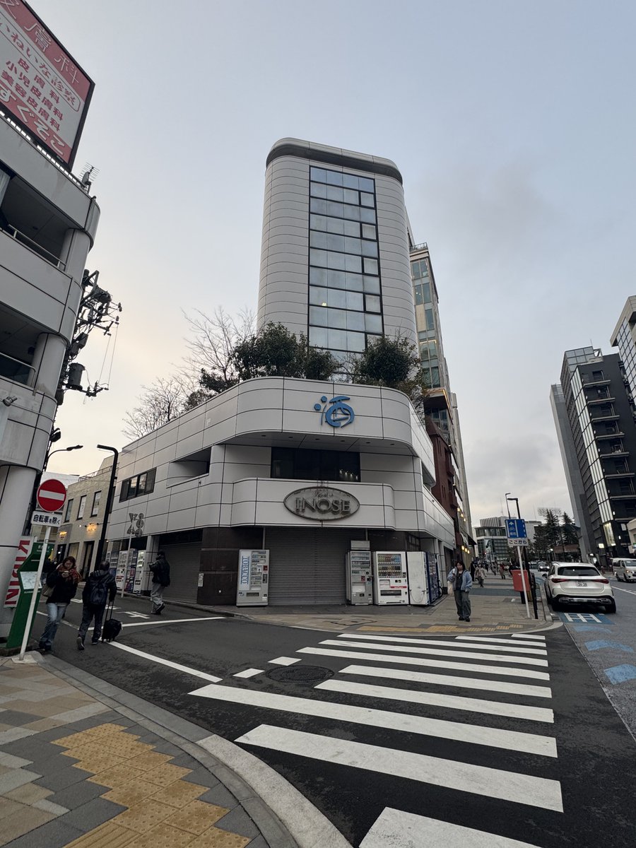 額に「肉」ではなく「酒」と書かれたビル毛。

#ビル毛
#rooftop_hair