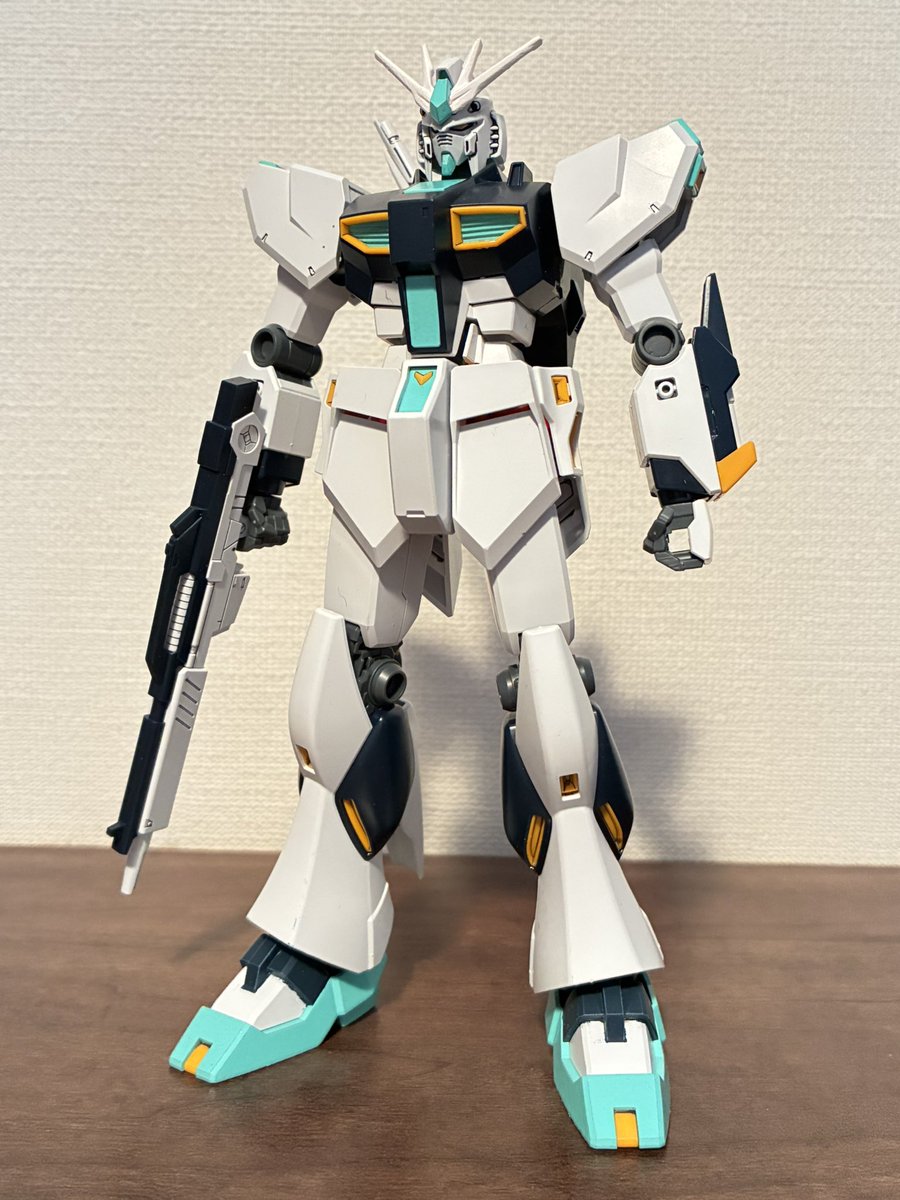 EG νガンダムを、手元にあったスプレーとポスカで、簡単お手軽 なん