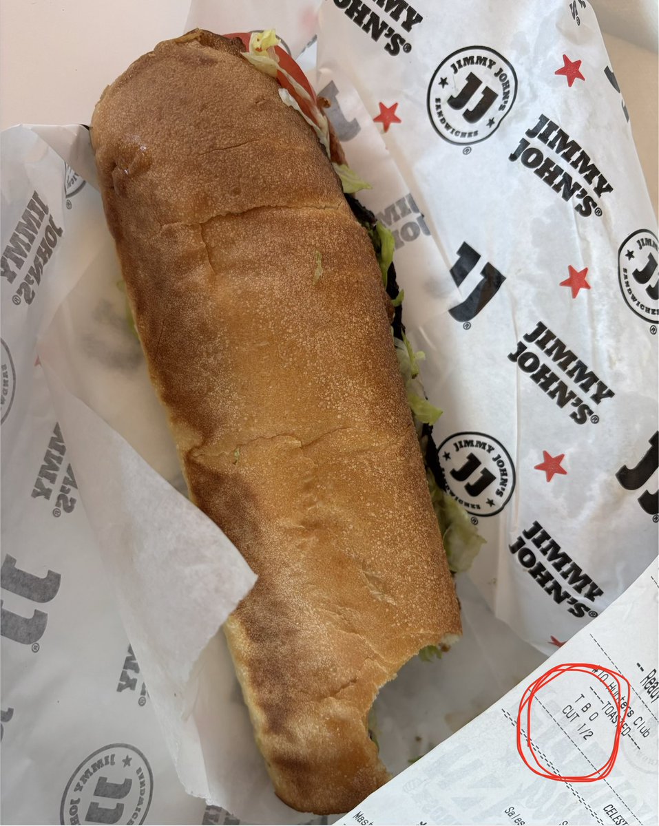 mcchick73's tweet photo. @jimmyjohns forget freakishly fast….. I would prefer freakishly CORRECT! Didn’t take bread out…. Didn’t cut in half. Can the staff read????? https://t.co/JUzUyBc4BQ