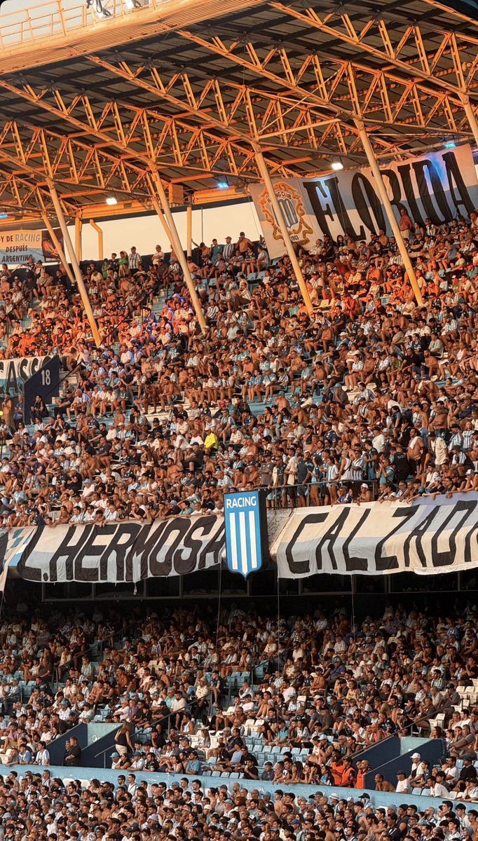 GuidoNewsAR's tweet image. La cantidad de operadores anti Milito que salieron a la luz estas semanas por la rachita de derrotas de Racing me dio asco.. espero que el triunfo vs Argentinos los calme un poco.. está bien criticar pero algunos ya se pasan. Hipócritas totales, después te venden el #TodosJuntos